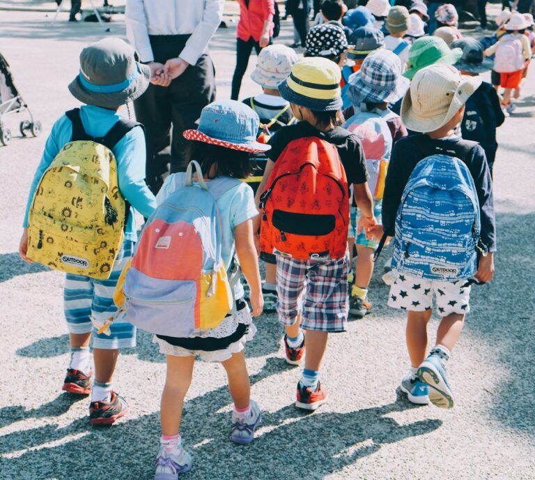 Pomysły na wartościową wycieczkę szkolną w Legnicy – dlaczego zajęcia edukacyjne angażują uczniów bardziej niż zwykłe zwiedzanie